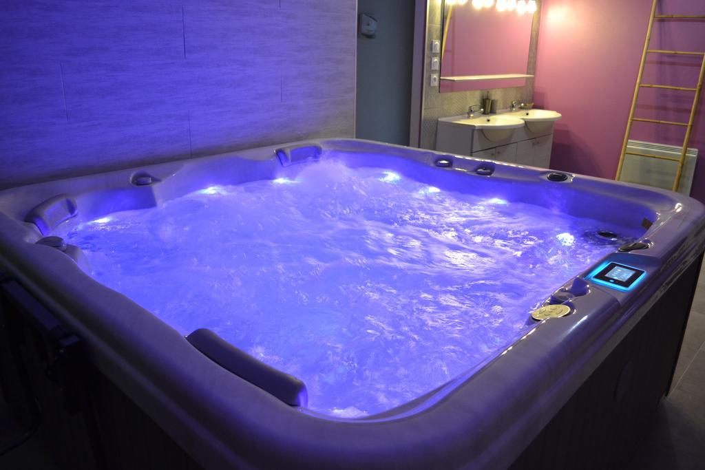 Au Coeur Du Bien-Etre, Gite Avec Piscine Chauffee Et Couverte, Spa, Sauna, Massages Monteaux ภายนอก รูปภาพ